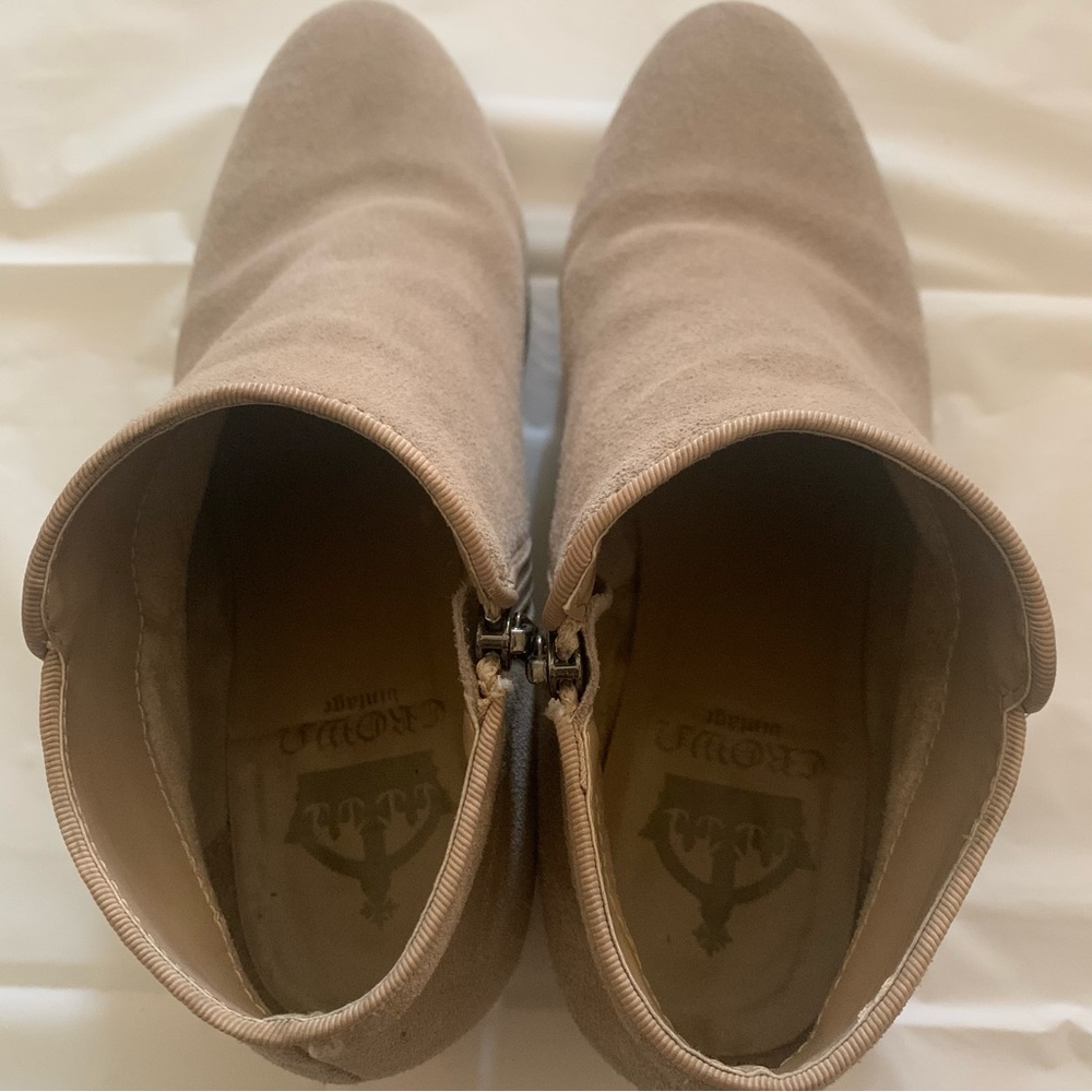 CROWN VINTAGE beige suede booties - Picture 4 of 8